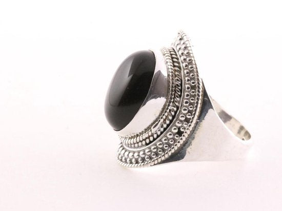 Bewerkte zilveren ring met onyx afbeelding 2