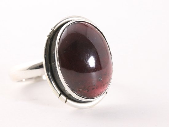 Ovale zilveren ring met granaat afbeelding 1