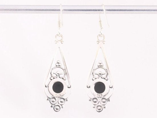 Lange opengewerkte zilveren oorbellen met onyx afbeelding 3