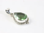 Bewerkte druppelvormige zilveren hanger met groene amethist aan ketting afbeelding 2