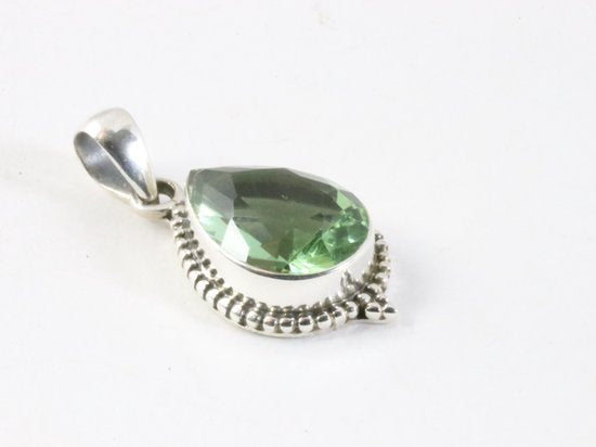 Bewerkte druppelvormige zilveren hanger met groene amethist aan ketting afbeelding 2