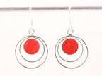 Ronde opengewerkte zilveren oorbellen met rode koraal steen afbeelding 4