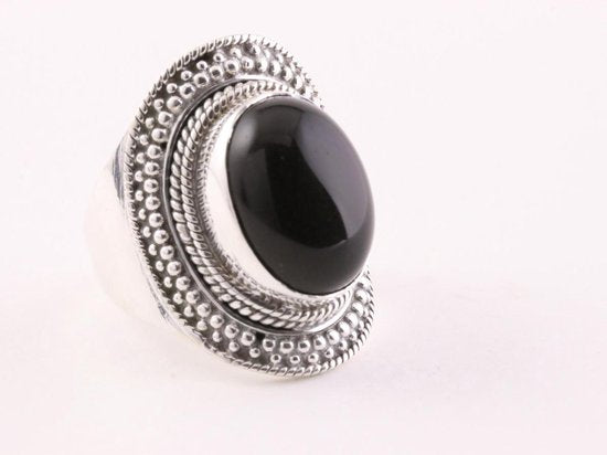 Bewerkte zilveren ring met onyx afbeelding 1