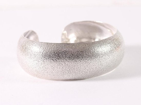 Brede gematteerde zilveren klemarmband afbeelding 3