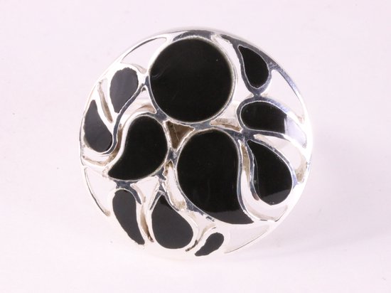 Ronde opengewerkte zilveren ring met onyx afbeelding 4