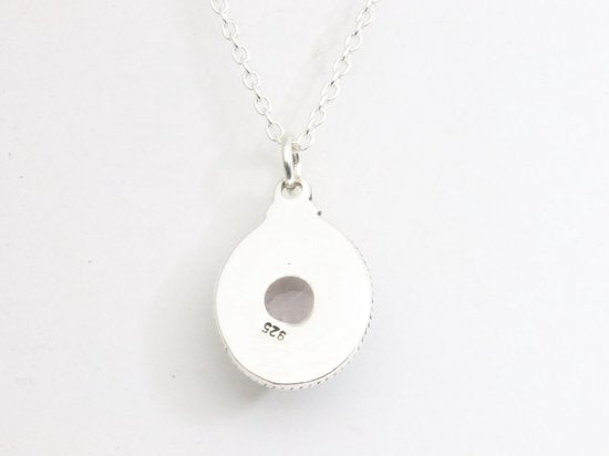 Fijne bewerkte ovale zilveren hanger met rozenkwarts aan ketting afbeelding 3