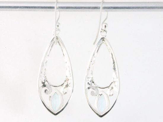 Lange opengewerkte zilveren oorbellen met blauwe topaas afbeelding 2