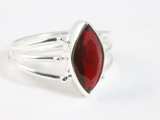 Opengewerkte zilveren ring met granaat afbeelding 1