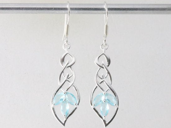 Opengewerkte zilveren oorbellen met blauwe topaas afbeelding 3