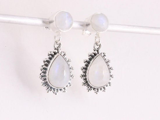 Bewerkte zilveren oorstekers met regenboog maansteen afbeelding 4