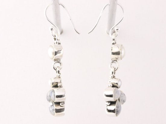 Lange zilveren oorbellen met regenboog maansteen en parel afbeelding 2