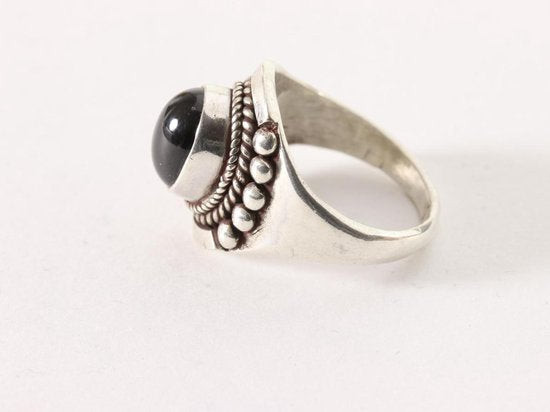 Bewerkte zilveren ring met onyx afbeelding 3