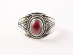 Bewerkte zilveren ring met granaat afbeelding 4