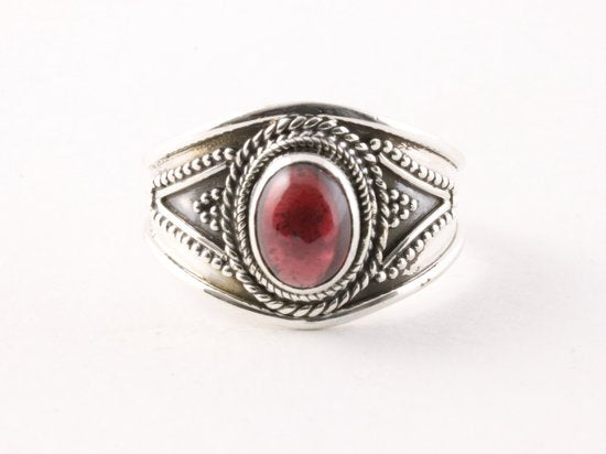 Bewerkte zilveren ring met granaat afbeelding 4