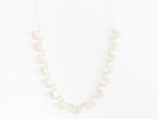 Zilveren collier met regenboog maansteen afbeelding 4