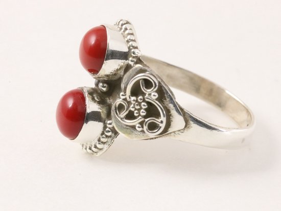 Fijne bewerkte zilveren ring met rode koraal steen afbeelding 2