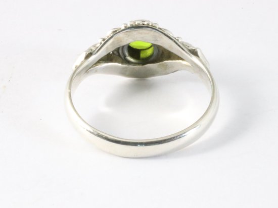 Fijne bewerkte zilveren ring met peridoot afbeelding 3