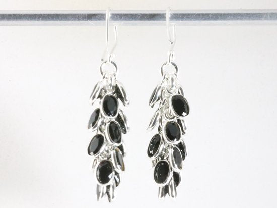 Trosvormige zilveren oorbellen met onyx afbeelding 2