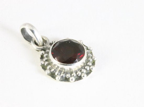 Fijne bewerkte ronde zilveren hanger met granaat afbeelding 2
