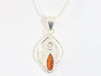 Fijne opengewerkte zilveren hanger met amber en zoetwater parel aan ketting afbeelding 3