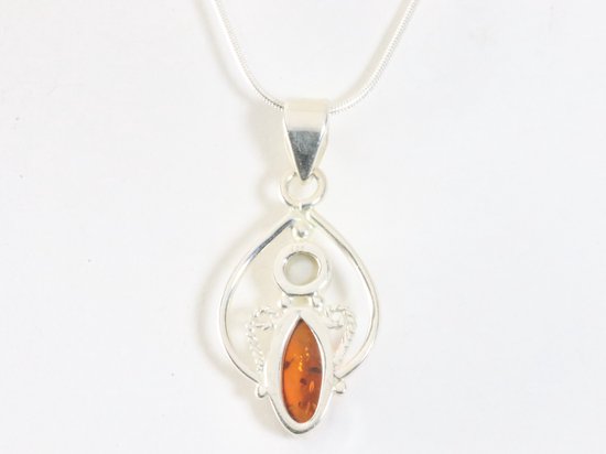 Fijne opengewerkte zilveren hanger met amber en zoetwater parel aan ketting afbeelding 3