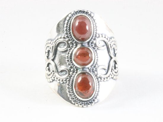 Zware bewerkte zilveren ring met 3 granaat stenen afbeelding 4