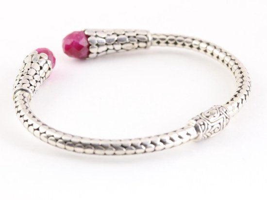 Traditionele bewerkte zilveren klemarmband met robijn afbeelding 2