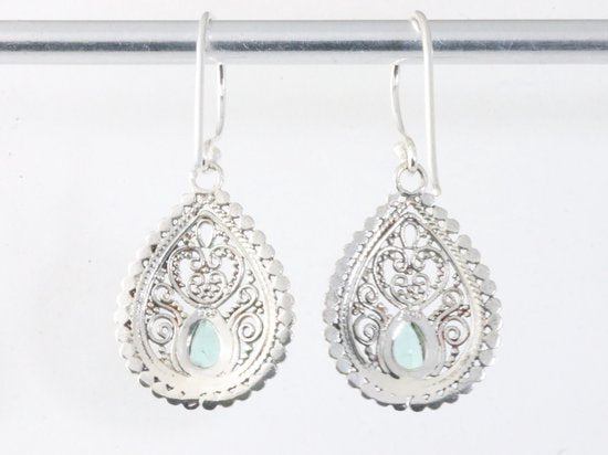 Traditionele bewerkte zilveren oorbellen met groene toermalijn afbeelding 3