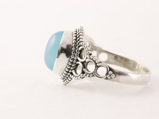 Bewerkte zilveren ring met blauwe chalcedoon afbeelding 2