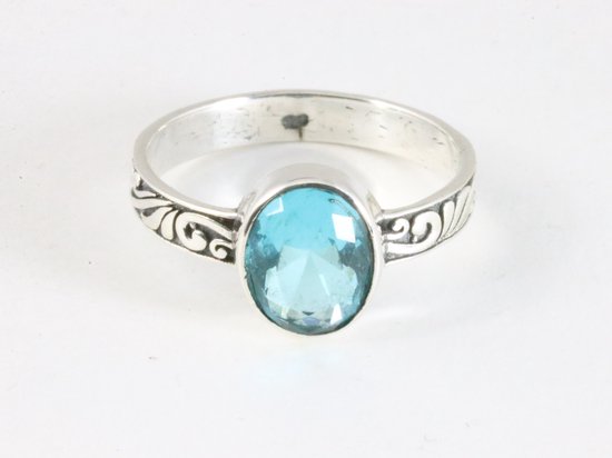Fijne bewerkte zilveren ring met blauwe topaas afbeelding 4