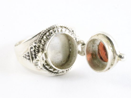 Traditionele bewerkte zilveren gifring met granaat afbeelding 4