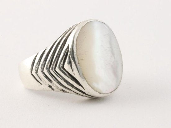 Bewerkte zilveren herenring met parelmoer afbeelding 1