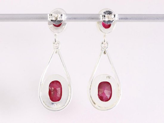 Lange zilveren oorstekers met robijn afbeelding 3