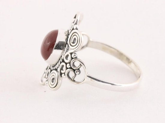 Opengewerkte zilveren ring met rode jaspis afbeelding 2