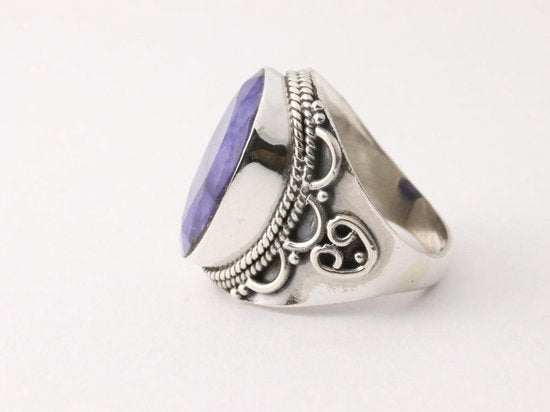 Bewerkte zilveren ring met blauwe saffier afbeelding 4