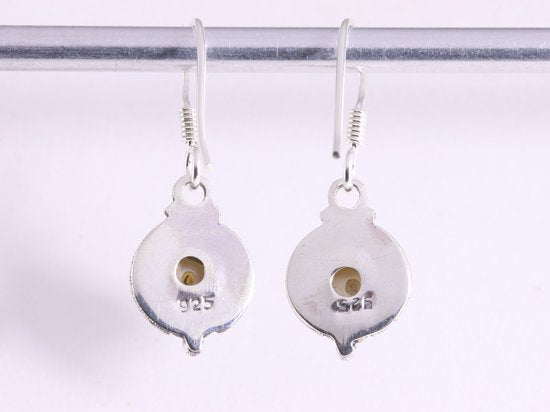 Fijne bewerkte zilveren oorbellen met witte zoetwater parel afbeelding 3