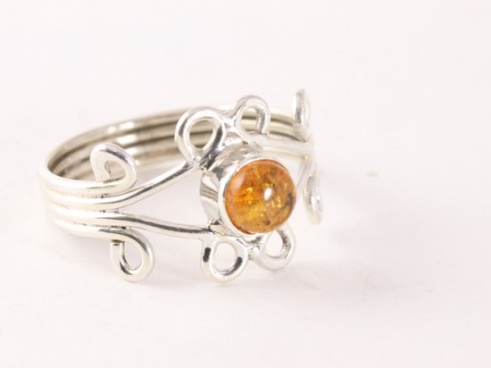 Fijne opengewerkte zilveren ring met amber afbeelding 1