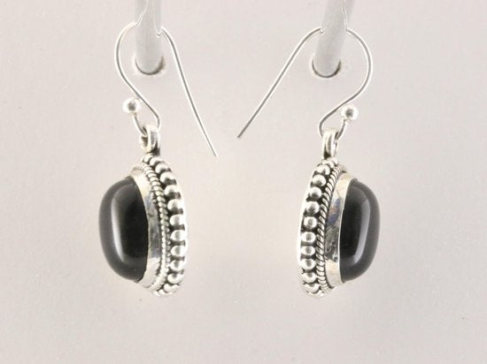 Bewerkte ovale zilveren oorbellen met onyx afbeelding 3
