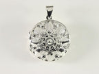 Rond zilveren medaillon met bloemgravering afbeelding 4