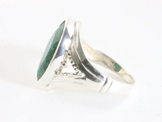 Opengewerkte zilveren ring met smaragd afbeelding 2