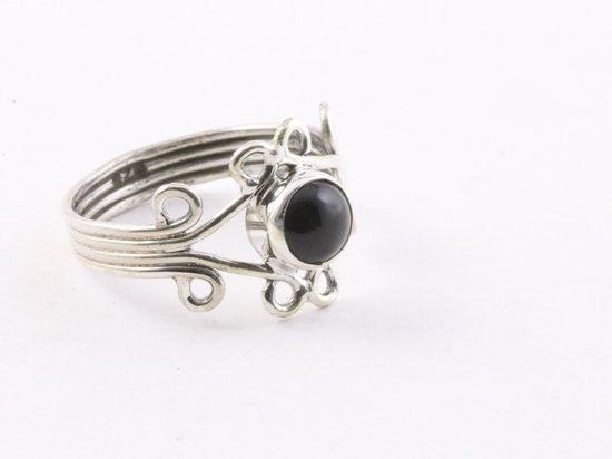 Fijne opengewerkte zilveren ring met onyx afbeelding 1