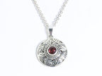 Ronde bewerkte zilveren hanger met granaat aan ketting afbeelding 4