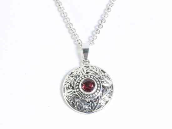Ronde bewerkte zilveren hanger met granaat aan ketting afbeelding 4