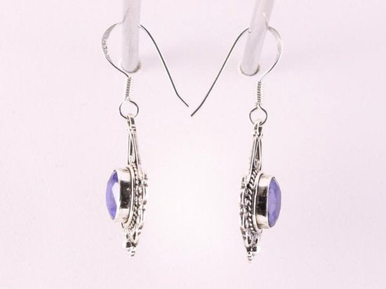 Bewerkte zilveren oorbellen met blauwe saffier afbeelding 2