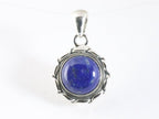 Ronde bewerkte zilveren hanger met lapis lazuli afbeelding 1