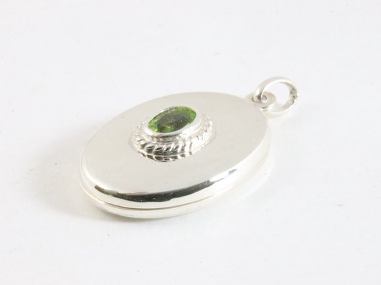 Ovaal hoogglans zilveren medaillon met peridoot afbeelding 2