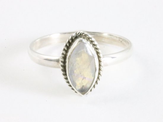 Fijne bewerkte zilveren ring met regenboog maansteen afbeelding 4