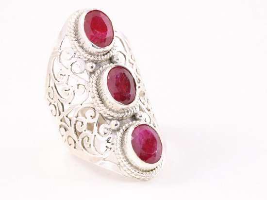 Langwerpige opengewerkte zilveren ring met robijn afbeelding 1