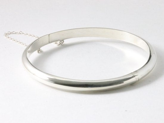 Fijne hoogglans zilveren bangle met kliksluiting afbeelding 1