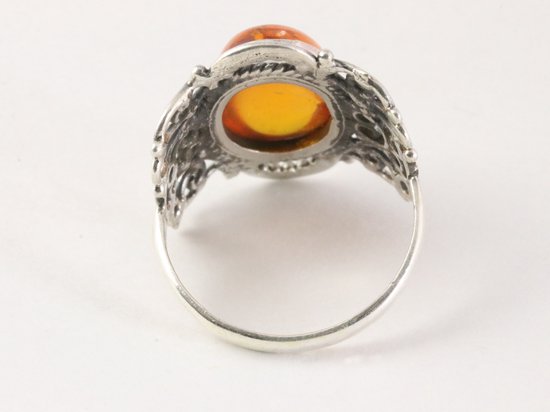 Opengewerkte zilveren ring met amber afbeelding 3